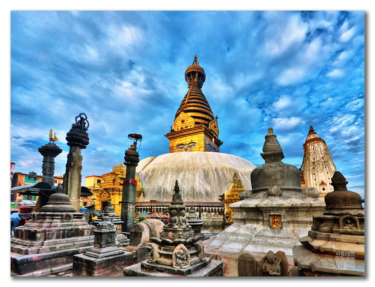 http://www.the-journeys.com/photoes/Kathmandu-HDR-TheDreamSky2775.jpg  